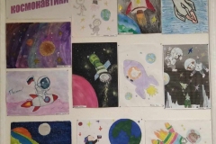 выставка-семейных-рисунков-ко-дню-космонавтики