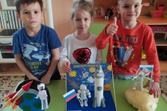 Поделки-детей-к-дню-космонавтики-группа-6-2-min-2
